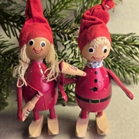 nisse-pige-dreng-med-flasker-i-haanden-trae-figurer-spraellemaend-gammel-julepynt-